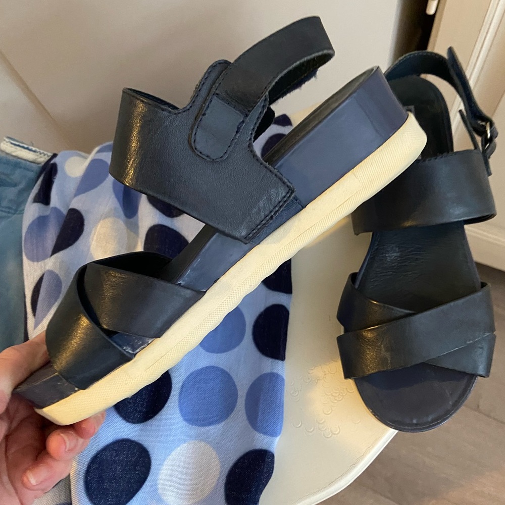 Pikolinos naturally good navy sandal w adjustable velcro heel strap